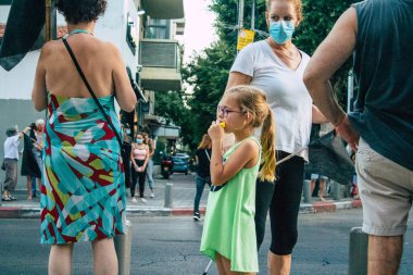 Tel Aviv İsrail 10 Ekim 2020 Tel Aviv sokaklarında Coronavirus salgınıyla ilgili hükümet politikalarına karşı gösteri yapan kimliği belirsiz İsrail halkının görüntüsü