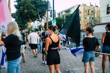 Tel Aviv İsrail 10 Ekim 2020 Tel Aviv sokaklarında Coronavirus salgınıyla ilgili hükümet politikalarına karşı gösteri yapan kimliği belirsiz İsrail halkının görüntüsü