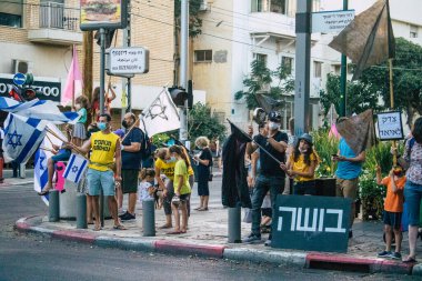 Tel Aviv İsrail 10 Ekim 2020 Tel Aviv sokaklarında Coronavirus salgınıyla ilgili hükümet politikalarına karşı gösteri yapan kimliği belirsiz İsrail halkının görüntüsü