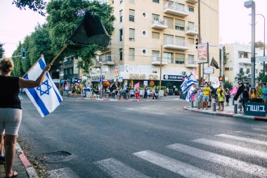 Tel Aviv İsrail 10 Ekim 2020 Tel Aviv sokaklarında Coronavirus salgınıyla ilgili hükümet politikalarına karşı gösteri yapan kimliği belirsiz İsrail halkının görüntüsü