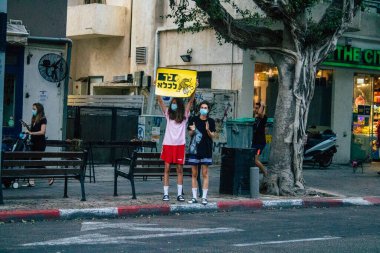 Tel Aviv İsrail 10 Ekim 2020 Tel Aviv sokaklarında Coronavirus salgınıyla ilgili hükümet politikalarına karşı gösteri yapan kimliği belirsiz İsrail halkının görüntüsü