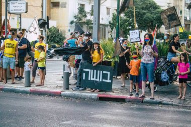 Tel Aviv İsrail 10 Ekim 2020 Tel Aviv sokaklarında Coronavirus salgınıyla ilgili hükümet politikalarına karşı gösteri yapan kimliği belirsiz İsrail halkının görüntüsü