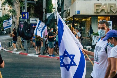 Tel Aviv İsrail 10 Ekim 2020 Tel Aviv sokaklarında Coronavirus salgınıyla ilgili hükümet politikalarına karşı gösteri yapan kimliği belirsiz İsrail halkının görüntüsü