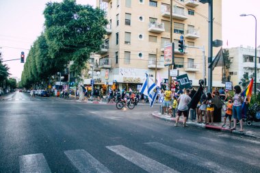 Tel Aviv İsrail 10 Ekim 2020 Tel Aviv sokaklarında Coronavirus salgınıyla ilgili hükümet politikalarına karşı gösteri yapan kimliği belirsiz İsrail halkının görüntüsü