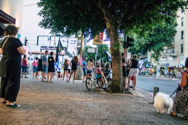 Tel Aviv İsrail 10 Ekim 2020 Tel Aviv sokaklarında Coronavirus salgınıyla ilgili hükümet politikalarına karşı gösteri yapan kimliği belirsiz İsrail halkının görüntüsü