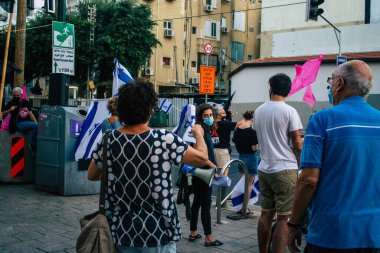 Tel Aviv İsrail 10 Ekim 2020 Tel Aviv sokaklarında Coronavirus salgınıyla ilgili hükümet politikalarına karşı gösteri yapan kimliği belirsiz İsrail halkının görüntüsü