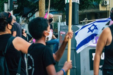 Tel Aviv İsrail 10 Ekim 2020 Tel Aviv sokaklarında Coronavirus salgınıyla ilgili hükümet politikalarına karşı gösteri yapan kimliği belirsiz İsrail halkının görüntüsü