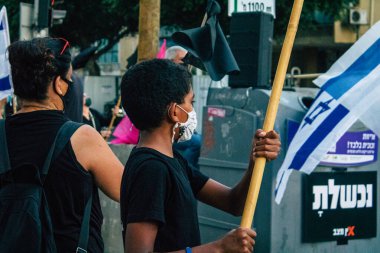 Tel Aviv İsrail 10 Ekim 2020 Tel Aviv sokaklarında Coronavirus salgınıyla ilgili hükümet politikalarına karşı gösteri yapan kimliği belirsiz İsrail halkının görüntüsü