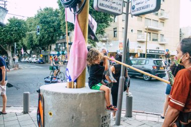 Tel Aviv İsrail 10 Ekim 2020 Tel Aviv sokaklarında Coronavirus salgınıyla ilgili hükümet politikalarına karşı gösteri yapan kimliği belirsiz İsrail halkının görüntüsü