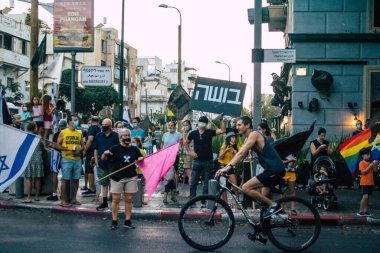 Tel Aviv İsrail 10 Ekim 2020 Tel Aviv sokaklarında Coronavirus salgınıyla ilgili hükümet politikalarına karşı gösteri yapan kimliği belirsiz İsrail halkının görüntüsü