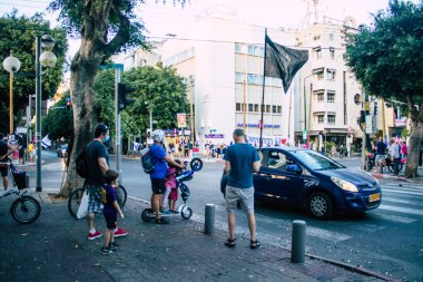 Tel Aviv İsrail 10 Ekim 2020 Tel Aviv sokaklarında Coronavirus salgınıyla ilgili hükümet politikalarına karşı gösteri yapan kimliği belirsiz İsrail halkının görüntüsü