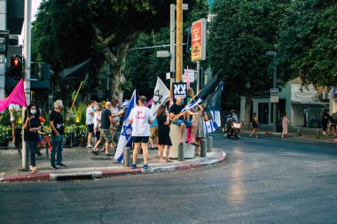 Tel Aviv İsrail 10 Ekim 2020 Tel Aviv sokaklarında Coronavirus salgınıyla ilgili hükümet politikalarına karşı gösteri yapan kimliği belirsiz İsrail halkının görüntüsü