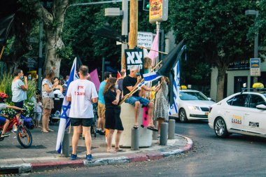 Tel Aviv İsrail 10 Ekim 2020 Tel Aviv sokaklarında Coronavirus salgınıyla ilgili hükümet politikalarına karşı gösteri yapan kimliği belirsiz İsrail halkının görüntüsü