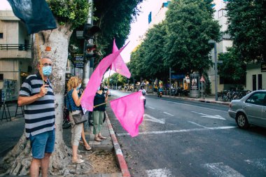 Tel Aviv İsrail 10 Ekim 2020 Tel Aviv sokaklarında Coronavirus salgınıyla ilgili hükümet politikalarına karşı gösteri yapan kimliği belirsiz İsrail halkının görüntüsü