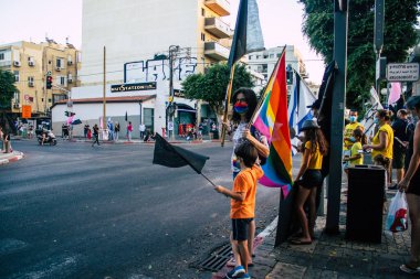 Tel Aviv İsrail 10 Ekim 2020 Tel Aviv sokaklarında Coronavirus salgınıyla ilgili hükümet politikalarına karşı gösteri yapan kimliği belirsiz İsrail halkının görüntüsü