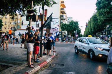 Tel Aviv İsrail 10 Ekim 2020 Tel Aviv sokaklarında Coronavirus salgınıyla ilgili hükümet politikalarına karşı gösteri yapan kimliği belirsiz İsrail halkının görüntüsü