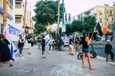 Tel Aviv İsrail 10 Ekim 2020 Tel Aviv sokaklarında Coronavirus salgınıyla ilgili hükümet politikalarına karşı gösteri yapan kimliği belirsiz İsrail halkının görüntüsü