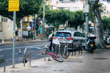 Tel Aviv İsrail 10 Ekim 2020 Tel Aviv sokaklarında bir İsrail Ulusal Polis kontrol noktası Coronavirus 'un yayılmasını kontrol altına almak ve nüfusu kontrol altına almak için