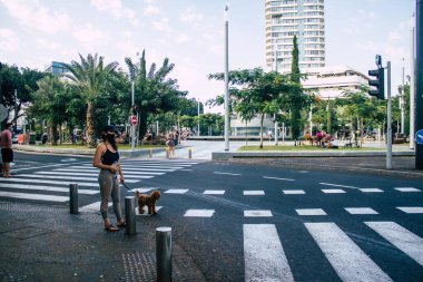 Tel Aviv İsrail 10 Ekim 2020 Coronavirus salgını sırasında Tel Aviv 'in boş sokaklarında yürüyen kimliği belirsiz İsrail halkının görüntüsü ve nüfusu kontrol altına almak için tecrit