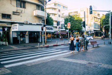 Tel Aviv İsrail 10 Ekim 2020 Coronavirus salgını sırasında Tel Aviv 'in boş sokaklarında yürüyen kimliği belirsiz İsrail halkının görüntüsü ve nüfusu kontrol altına almak için tecrit