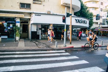 Tel Aviv İsrail 10 Ekim 2020 Coronavirus salgını sırasında Tel Aviv 'in boş sokaklarında yürüyen kimliği belirsiz İsrail halkının görüntüsü ve nüfusu kontrol altına almak için tecrit