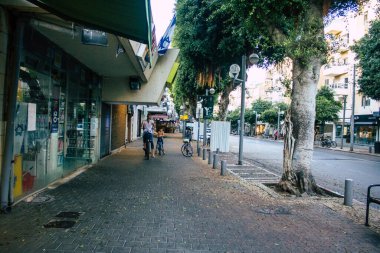 Tel Aviv İsrail 10 Ekim 2020 Coronavirus salgını sırasında Tel Aviv 'in boş sokaklarında yürüyen kimliği belirsiz İsrail halkının görüntüsü ve nüfusu kontrol altına almak için tecrit