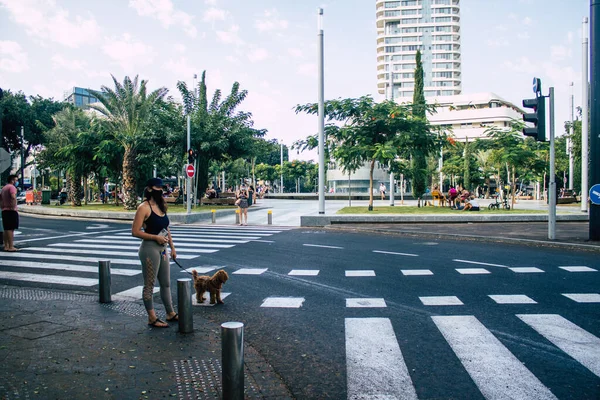 Tel Aviv İsrail 10 Ekim 2020 Coronavirus salgını sırasında Tel Aviv 'in boş sokaklarında yürüyen kimliği belirsiz İsrail halkının görüntüsü ve nüfusu kontrol altına almak için tecrit