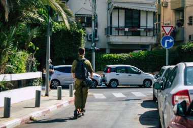 Tel Aviv İsrail 10 Ekim 2020 Coronavirus 'u korumak için yüzü maskeli kimliği belirsiz bir insanın tecrit ve Coronavirus salgını sırasında Tel Aviv' in boş sokaklarında yuvarlanışını izliyoruz.