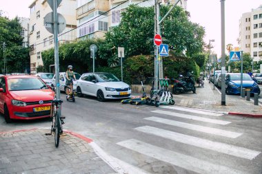Tel Aviv İsrail 10 Ekim 2020 Coronavirus 'u korumak için yüzü maskeli kimliği belirsiz bir insanın tecrit ve Coronavirus salgını sırasında Tel Aviv' in boş sokaklarında yuvarlanışını izliyoruz.