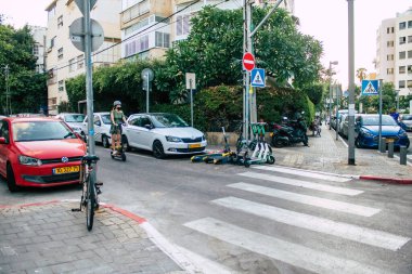 Tel Aviv İsrail 10 Ekim 2020 Coronavirus 'u korumak için yüzü maskeli kimliği belirsiz bir insanın tecrit ve Coronavirus salgını sırasında Tel Aviv' in boş sokaklarında yuvarlanışını izliyoruz.