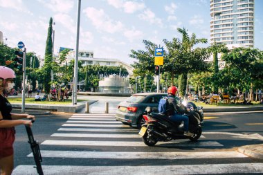 Tel Aviv İsrail 10 Ekim 2020 Coronavirus 'u korumak için yüzü maskeli kimliği belirsiz bir insanın tecrit ve Coronavirus salgını sırasında Tel Aviv' in boş sokaklarında yuvarlanışını izliyoruz.
