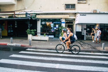 Tel Aviv İsrail 10 Ekim 2020 Coronavirus 'u korumak için yüzü maskeli kimliği belirsiz bir insanın tecrit ve Coronavirus salgını sırasında Tel Aviv' in boş sokaklarında yuvarlanışını izliyoruz.