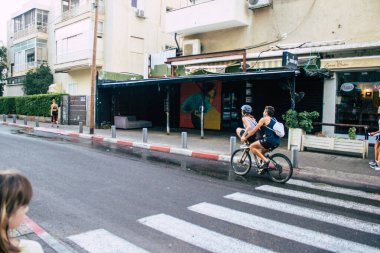 Tel Aviv İsrail 10 Ekim 2020 Coronavirus 'u korumak için yüzü maskeli kimliği belirsiz bir insanın tecrit ve Coronavirus salgını sırasında Tel Aviv' in boş sokaklarında yuvarlanışını izliyoruz.