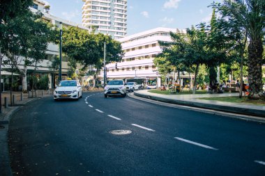 Tel Aviv İsrail 10 Ekim 2020 Kilit ve Coronavirus salgını sırasında Tel Aviv 'in boş sokaklarından geçen geleneksel bir İsrail taksisinin görüntüsü