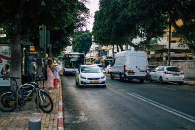 Tel Aviv İsrail 10 Ekim 2020 Kilit ve Coronavirus salgını sırasında Tel Aviv 'in boş sokaklarından geçen geleneksel bir İsrail taksisinin görüntüsü
