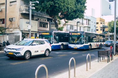 Tel Aviv İsrail 10 Ekim 2020 Kilit ve Coronavirus salgını sırasında Tel Aviv 'in boş sokaklarından geçen geleneksel bir İsrail taksisinin görüntüsü