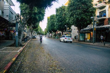 Tel Aviv İsrail 10 Ekim 2020 Kilit ve Coronavirus salgını sırasında Tel Aviv 'in boş sokaklarından geçen geleneksel bir İsrail taksisinin görüntüsü
