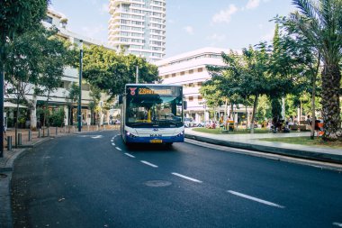 Tel Aviv İsrail 10 Ekim 2020 Kilit ve Coronavirus salgını sırasında Tel Aviv 'in boş sokaklarından geçen geleneksel bir İsrail halk otobüsünün görüntüsü