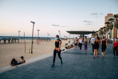 Tel Aviv İsrail 11 Ekim 2020 Herbert Samuel Promenade 'in Tel Aviv' deki tecrit ve Coronavirus salgını sırasında kimliği belirsiz İsrail halkının yürüdüğü görüntüler