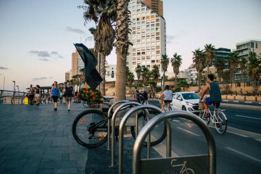 Tel Aviv İsrail 11 Ekim 2020 Herbert Samuel Promenade 'in Tel Aviv' deki tecrit ve Coronavirus salgını sırasında kimliği belirsiz İsrail halkının yürüdüğü görüntüler