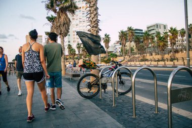 Tel Aviv İsrail 11 Ekim 2020 Herbert Samuel Promenade 'in Tel Aviv' deki tecrit ve Coronavirus salgını sırasında kimliği belirsiz İsrail halkının yürüdüğü görüntüler