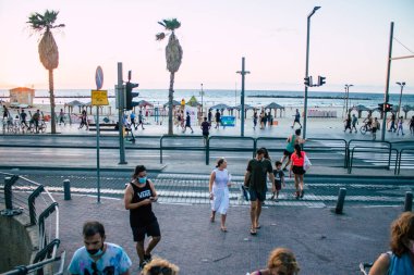 Tel Aviv İsrail 11 Ekim 2020 Coronavirus salgını sırasında Tel Aviv sokaklarında yürüyen kimliği belirsiz İsrailli insanları ve nüfusu kontrol altına almak için yapılan tecrit