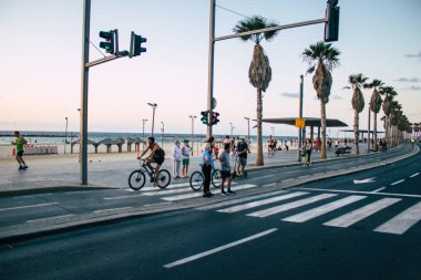 Tel Aviv İsrail 11 Ekim 2020 Coronavirus salgını sırasında Tel Aviv sokaklarında yürüyen kimliği belirsiz İsrailli insanları ve nüfusu kontrol altına almak için yapılan tecrit