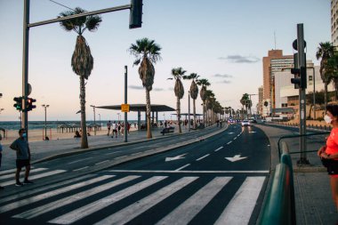 Tel Aviv İsrail 11 Ekim 2020 Coronavirus salgını sırasında Tel Aviv sokaklarında yürüyen kimliği belirsiz İsrailli insanları ve nüfusu kontrol altına almak için yapılan tecrit