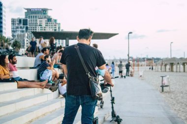 Tel Aviv İsrail 11 Ekim 2020 Tel Aviv plajında gün batımında Coronavirus salgınına rağmen eğlenen kimliği belirsiz İsrailli insanların görüntüsü