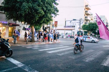 Tel Aviv İsrail 11 Ekim 2020 Tel Aviv sokaklarında Coronavirus salgınıyla ilgili hükümet politikalarına karşı gösteri yapan kimliği belirsiz İsrail halkının görüntüsü