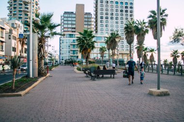Tel Aviv İsrail 11 Ekim 2020 Kilitlenme ve Coronavirus salgınına rağmen Tel Aviv sokaklarında oturan kimliği belirsiz İsrailli insanların görüntüsü