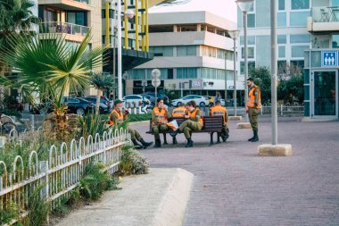 Tel Aviv İsrail 11 Ekim 2020 Kilitlenme ve Coronavirus salgınına rağmen Tel Aviv sokaklarında oturan kimliği belirsiz İsrailli insanların görüntüsü