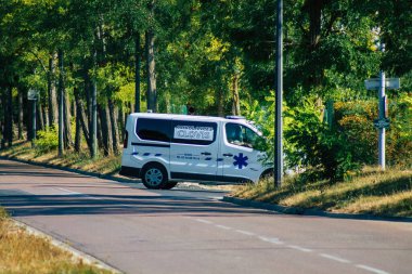11 Ekim 2020 'de, Fransa' nın Grand Est bölgesinde ve Avrupa 'nın en eski şehirlerinden biri olan Reims sokaklarından geçen geleneksel bir ambulansın görüntüsünü veriyor.