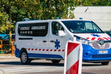 11 Ekim 2020 'de, Fransa' nın Grand Est bölgesinde ve Avrupa 'nın en eski şehirlerinden biri olan Reims sokaklarından geçen geleneksel bir ambulansın görüntüsünü veriyor.